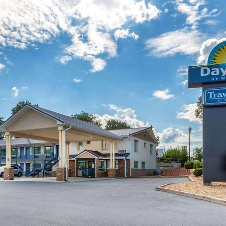 Days Inn By Wyndham Чарлз-Таун Екстер'єр фото